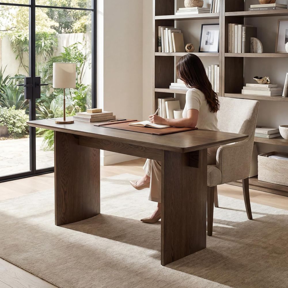Home Office With Two Desks - مكتب واسع بقاعدة مزدوجة من خشب
